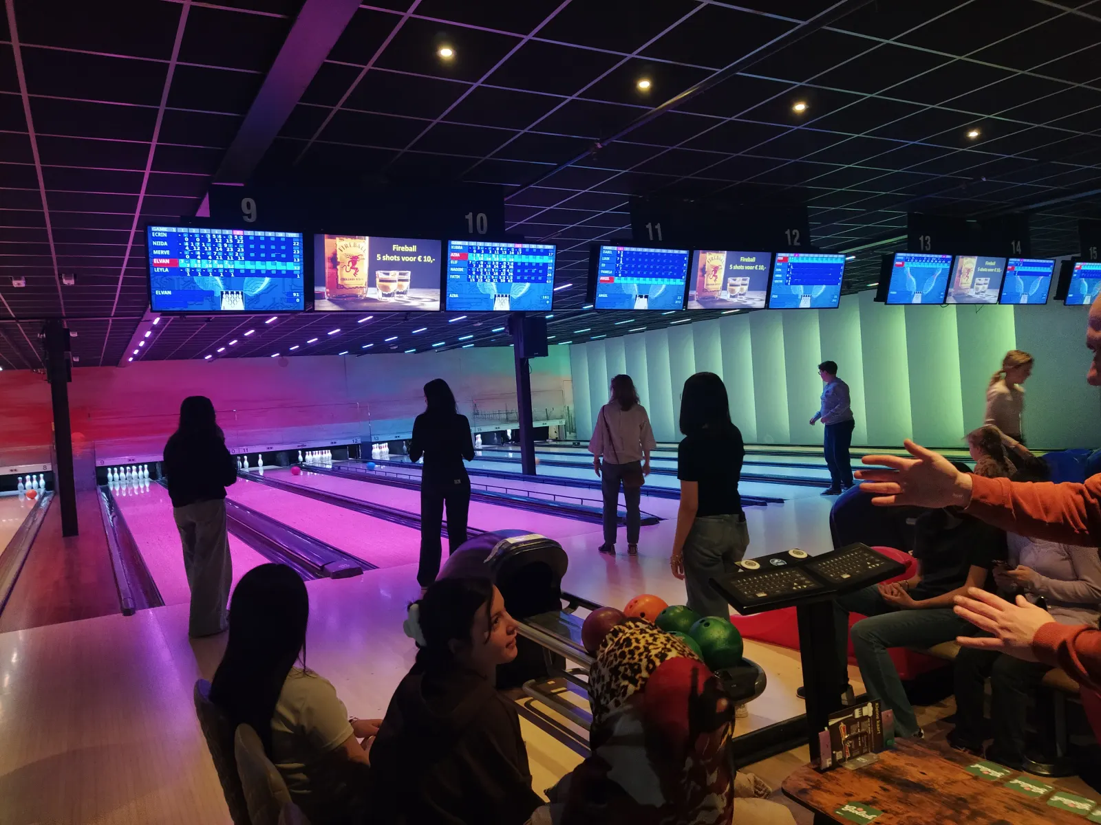 Bütün grupla bowling